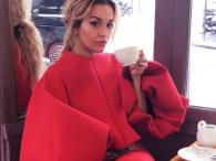 Rita Ora delektuje się poranną kawą